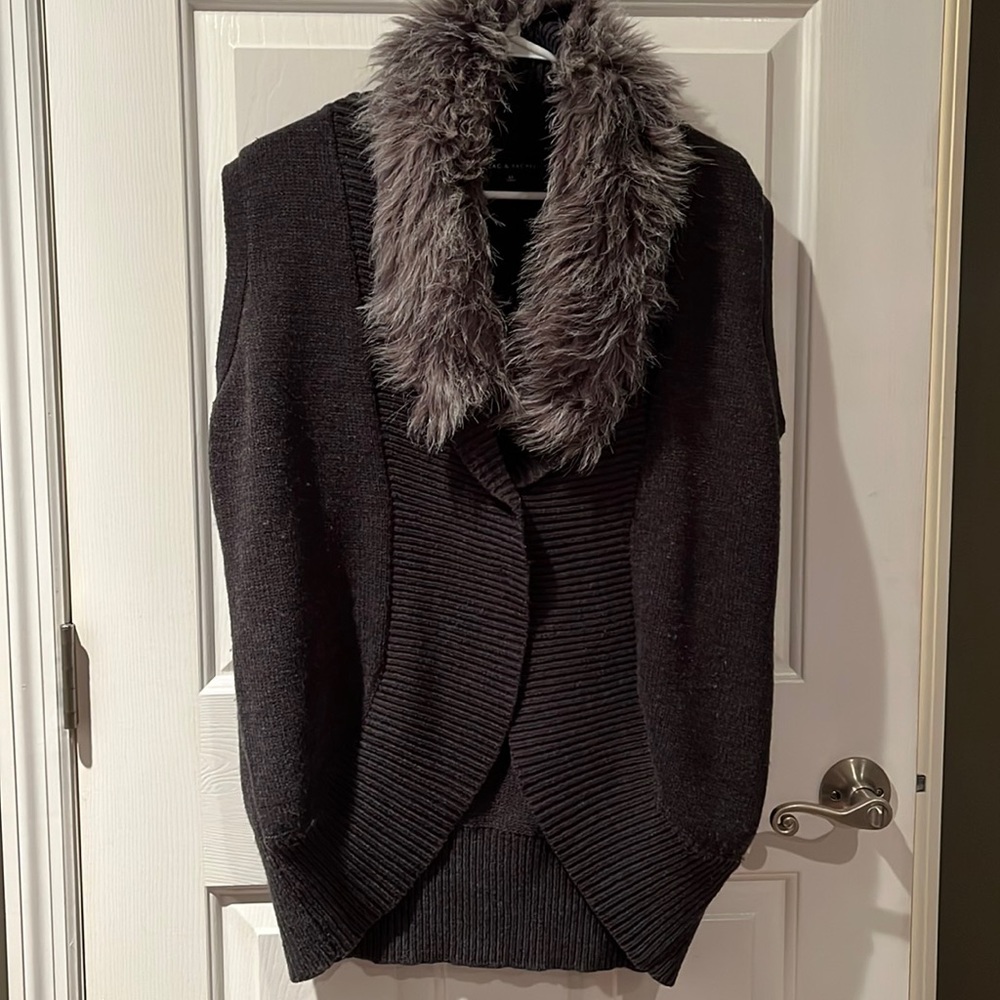Gray sweater vest with faux gray fur neck size XL scalloped bottom